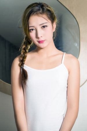 国产老狼一卡2卡3卡4卡隐藏版_十万网红美女美酱